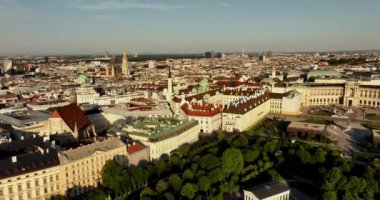 Viyana Avusturya, İHA helikopterinden havadan çekilmiş. Viyana şehir merkezinden havadan aşağıya doğru uçuş. Viyana silueti. Şehir merkezindeki sosis manzarası