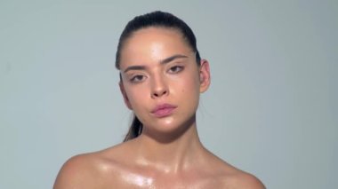Genç ve seksi bir kadının moda makyajı. Yüzünüzü kapatın, makyaj yapın, rimel sürün. Makyaj sanatçısı cilt, kızartıcı ve pudra kullanıyor. Güzel kadın yüzü. Mükemmel ciltli, şehvetli bir kız.