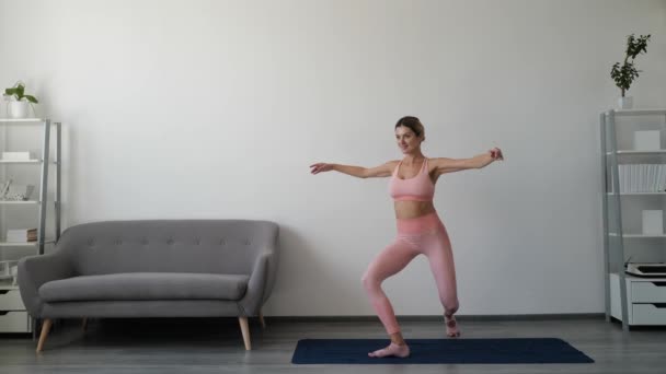 Tüm Vücudunu Evde Spor Yapan Genç Bir Kadın Çalıştırıyor Fitness — Stok video