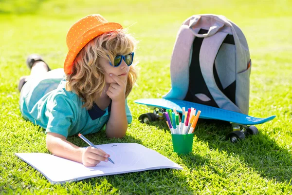 Kleine Kunstenaar Tekent Schilderkunst Het Park Kid Boy Maken Kunstenaar — Stockfoto