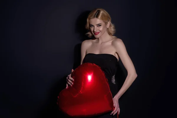 Mujer Enamorada Corazón Hermosa Joven Sosteniendo Globos Rojos Del Corazón — Foto de Stock