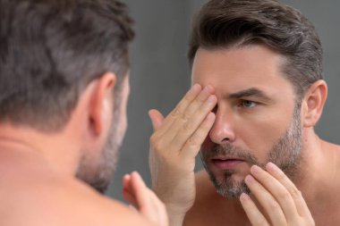 Erkek güzellik kozmetiği, erkek güzellik ve cilt bakımı. Erkekler için sabah sağlık ve hijyeni. Mükemmel bir cilt. Duştan sonra yakışıklı adam cilt kremi ya da maske sür.