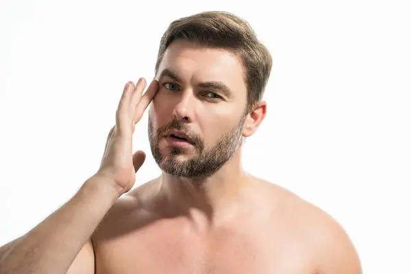 Skönhetsporträtt Stilig Man Med Återfuktande Kräm Ansiktet Isolerad Bakgrund Ett — Stockfoto