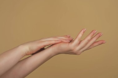 Güzel Kadın Elleri. Kadın Elleri Kremi, Losyon. Spa ve Manikür konsepti. Yumuşak ten, cilt konsepti. Elinle dokunmaya çalış. Parmaklar birbirine dokunur. Şehvetli kollar