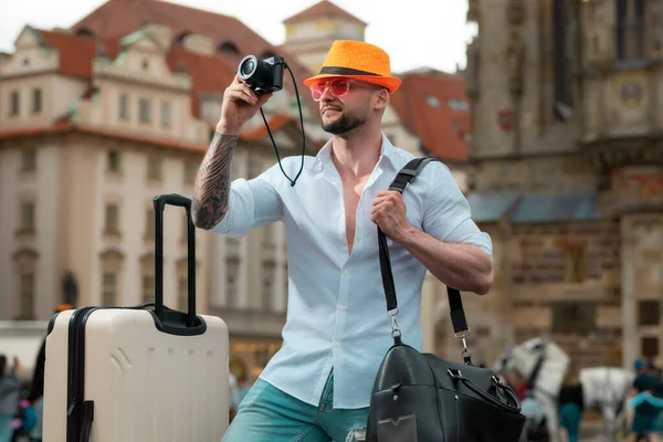 Tourist Man Fashion Hat Jeans Sunglasses Suitcase Walking Street Tourist — Stock Photo, Image