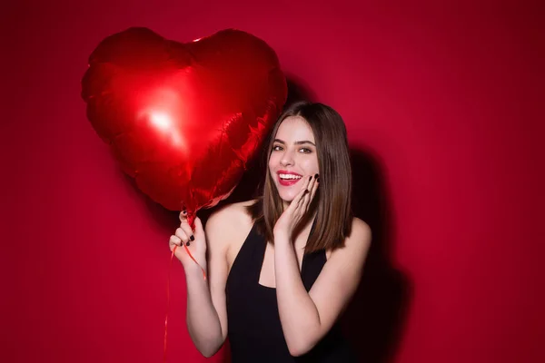 Hermosa Joven Sosteniendo Globos Rojos Forma Corazón Día San Valentín — Foto de Stock