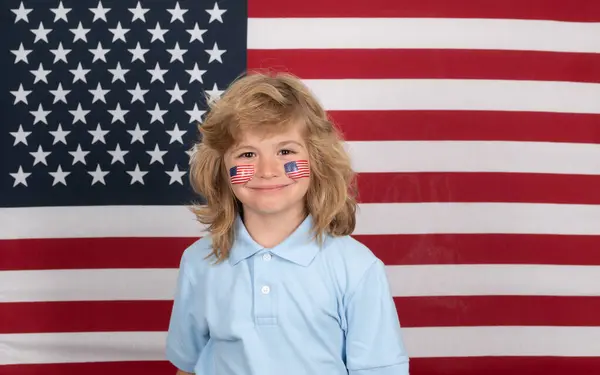 Unge Feirer Uavhengighetsdag Juli Usas Konsept Barn Med Amerikansk Flagg – stockfoto