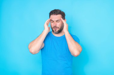 Kafası karışmış bir adamın şüpheleri var. Düşünceli adam. Düşünceli ciddiyetin portresi, düşünceli ifadeli bir adam. Yakışıklı, düşünceli, şüpheye odaklanmış bir adam.