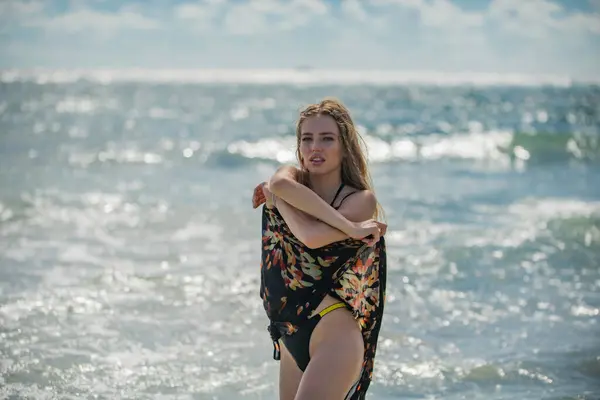 Retrato Estilo Vida Aire Libre Una Hermosa Mujer Joven Playa — Foto de Stock