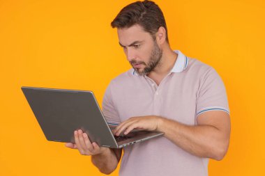 Milenyum adamı stüdyoda dizüstü bilgisayarla çalışıyor. İspanyol adam laptoptan bilgi kontrol ediyor, dizüstü bilgisayardan bilgi yazıyor. Bilgisayarlarda bilgi arayan orta yaşlı bir adam