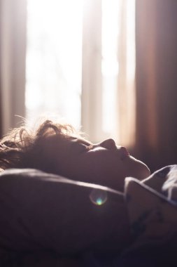 Yatakta uyuyan tatlı çocuk. Çocuk uyuyor.