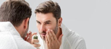 Erkekler için kozmetik kremi. Spa erkek modeli, cilt bakımı için cilt bakımı. Yaşlanma karşıtı cilt için sabah maskesi. Cilt bakımı. Erkek yüz kremi. Mükemmel yumuşak ciltli bir adam. Güzellik kozmetik afişi