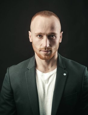 Zarif takım elbiseli yakışıklı seksi adam. Takım elbiseli seksi bir adamın baştan çıkarıcı yüzü. Maço kendinden emin görünüyor