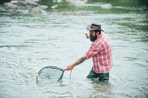 Junger Mann Angelt Fischer Mit Angel Spinnrolle Ufer Des Flusses — Stockfoto
