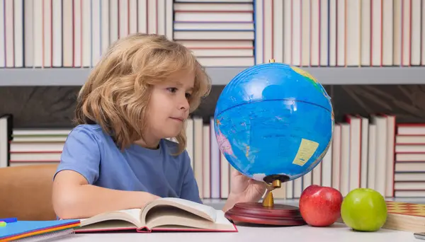 Szkolne Dziecko Oglądające Globus Bibliotece Podstawówce Mała Uczennica Portret Kujonki — Zdjęcie stockowe