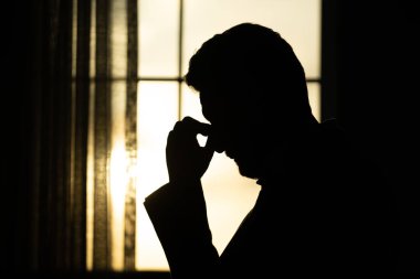 Yorgun, baş ağrısı ve göz yorgunluğu. Stres, yorgunluk ve göz yorgunluğu olan bir iş adamı. Yaşlı, orta yaşlı, yorgun gözlerini ovuşturan bir adam. Görme sorunu, görme bozukluğu, göz yorgunluğu, yorgunluk acısı.