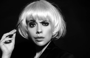 Kaş makyajı. Alnında kalem olan kaş şekillendiren güzel, komik bir manken. Kaşlar, renkler ve kaplamalar için profesyonel bakım. Kaşlarını şekillendiren güzel kadın.