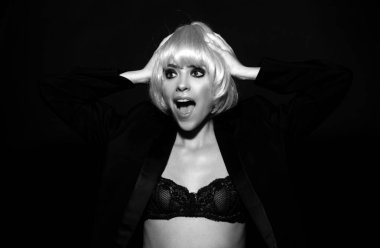 Şaşırmış genç bir kadının şok olmuş yüzü. Komik kadın şok olmuş yüz ifadesi. - İnanılmaz. El sallayan heyecanlı kadın portresi. Şaşırtıcı bir şekilde ağzını açtın.