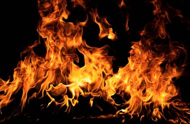 Alevler. Siyah arka planda yanan ışıklar. Siyah arka planda yangın alevleri. Soyut yangın alevi arkaplanı