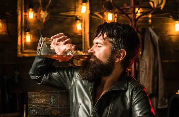 喝威士忌 一个留着胡子的帅哥的肖像 残酷和阳刚之气的概念 留胡子的人穿着皮夹克骑自行车的人时尚的人胡子的肖像 — 图库照片
