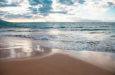 Tropik bir plajda yaz tatili. Kum ve deniz suyuyla dolu cennet kumsalı. Okyanus sahili arka planı