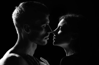 Romantik bir randevu. Birbirlerini kucaklayan, kucaklayan, romantizm ve şefkat dolu genç bir çiftin yakın yüzü.