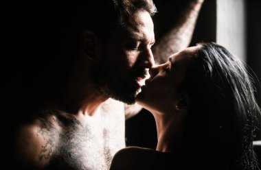 Güzel kadın ve seksi erkek arkadaş. Birbirine aşık romantik bir çift birbirine yakından bakıyor. Erkeğin kucaklaması ve şehvetli bir kadını öpmesi