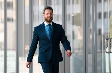 Modern ofisin önünde bir iş adamı portresi