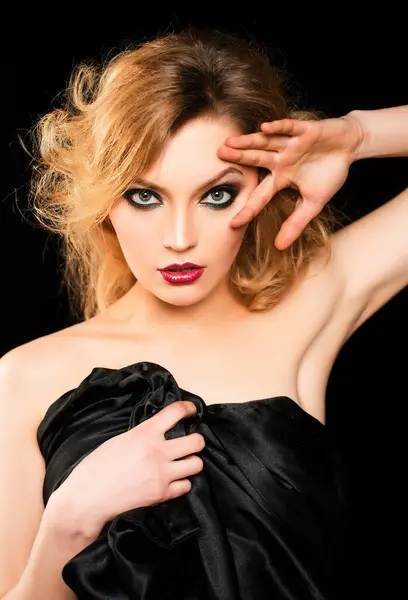 Femme Sensuelle Robe Noire Avec Maquillage Mode Visage Salon Beauté — Photo