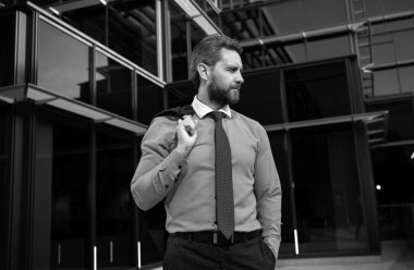 Lüks bir açık uzay iş merkezinde yönetici. Dışarıda başarılı bir iş adamı.