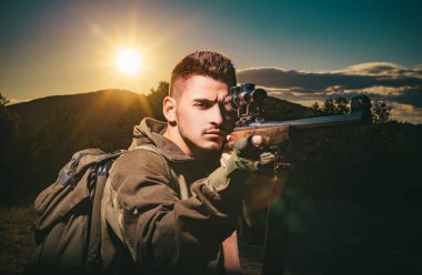 Keskin nişancılar karabina açık avcılık kapatın. Hunter orman hedefleyen tüfeği. Hunter avı av tüfeği silahla. Avcı Güz av sezonu