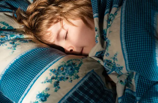 Niña Durmiendo Cama Adorables Niños Pequeños Descansan Dormidos Disfrutan Buen — Foto de Stock