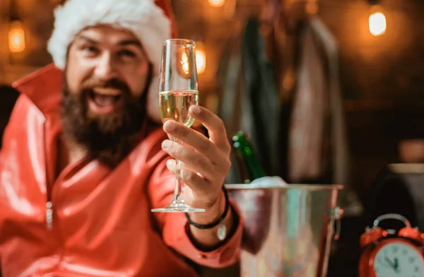 Knappe Christmas Santa Claus Gelukkige Mensen Feesten Met Champagne Prettige — Stockfoto