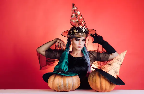 Hermosa Joven Sorprendida Mujer Sombrero Brujas Traje Calabaza Celebración Mujer —  Fotos de Stock