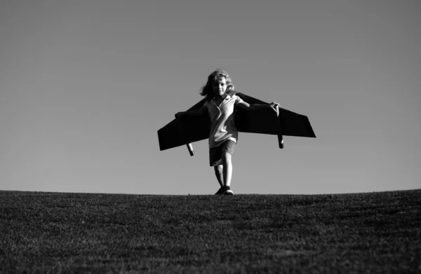 子供の男の子は夏休みと旅行について遊んで夢を見ています 子供の想像力と自由の概念 ハッピー子供遊びとともにおもちゃの飛行機に対して青い夏の空の背景 — ストック写真