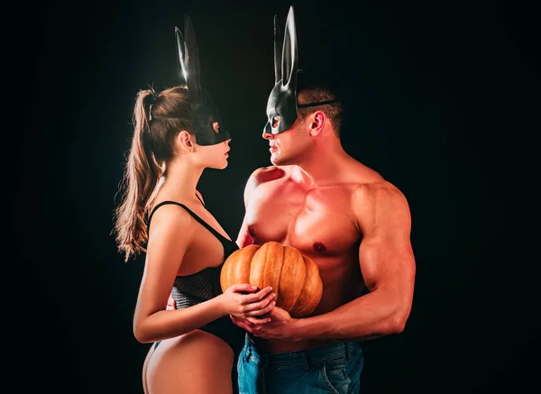 Pareja Sensual Halloween Sexy Modelos Entre Con Calabaza Máscara Conejo —  Fotos de Stock
