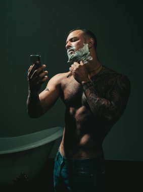 Kas Latin erkekler ustura. Tıraş makinesi ile styling yapıyor. Şık adam sakal portresi. Acımasız adam