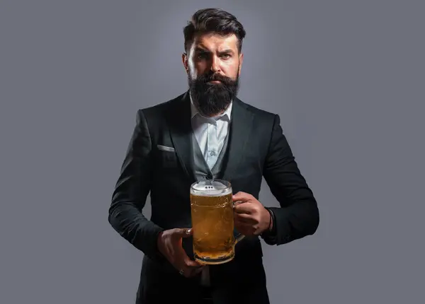 Hipster Com Barba Bigode Fato Bebe Cerveja Alemanha Baviera Hora — Fotografia de Stock