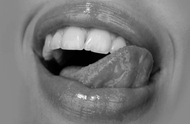 Sanat kırmızısı dudaklar. Seksi kadınlar ağzını açar, dudaklarını yalar, dilleri dışarı çıkar. Şehvetli yalama