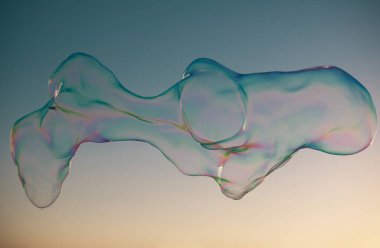 Kocaman kabarcıklar. Havaya büyük sabun köpükleri salıyor. Özgürlük, yaz kavramları