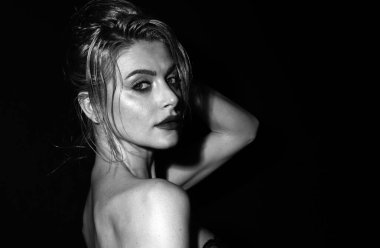 Güzel, romantik bir kadın yakın plan çekimde. Güzel lüks makyaj. Model kız portresi stüdyo arka planında. Kırmızı rujlu seksi kadın dudakları. Ve parlak makyaj.