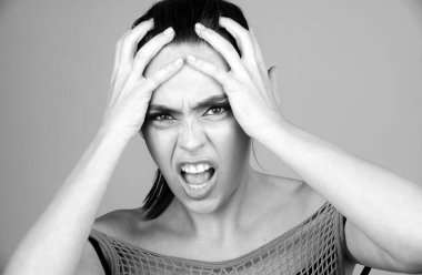 Üzgün ve kızgın bir yüz. Duygusal sinirli kadın, üzgün kız. Çığlık, nefret öfke