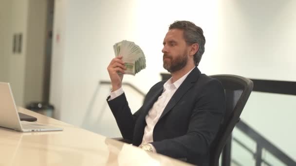 Geschäftsmann Der Amt Geld Zählt Männlicher Unternehmer Mit Dollarscheinen Glücklicher — Stockvideo