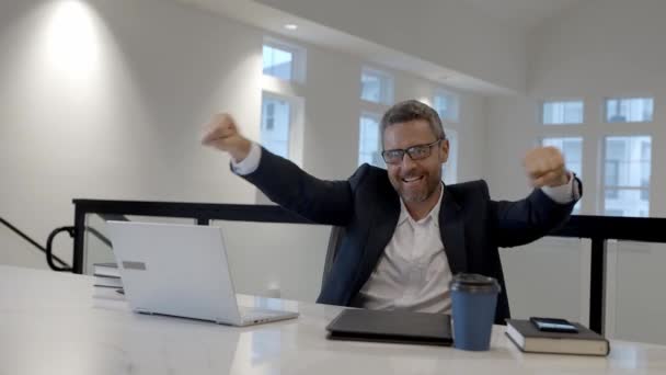 Aufgeregter Geschäftsmann Amt Geschäftsziel Büroangestellte Haben Aufgeregte Idee Erfolgreiches Geschäft — Stockvideo