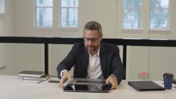 Chefe Furioso Quebrou Laptop Escritório Empresário Partiu Portátil Homem Negócios — Vídeo de Stock