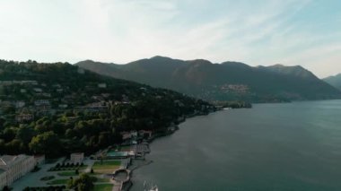 İtalya 'daki Como Gölü' nün panoraması, merkez meydandaki kilisenin olduğu eski kasabanın havadan görünüşü. Como Gölü, İtalya 'nın Como bölgesinde yer almaktadır. Tremezzina, Como Gölü, Lombardy, İtalya