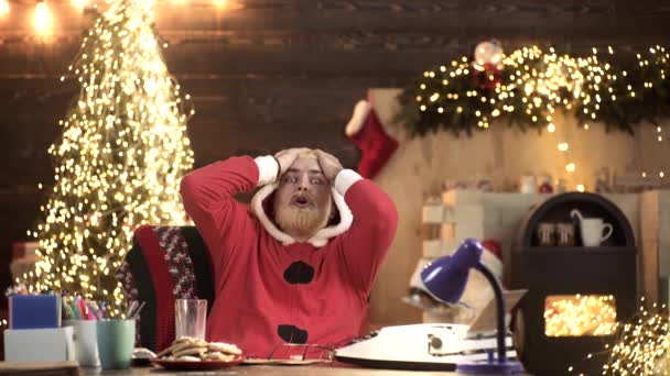 Забавный Сонный Санта Клаус Дремлет Отдыхает Кресле Канун Рождества Холли — стоковое видео