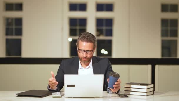 办公室职员下班回家 将在办公室工作的商人 英俊的40多岁的商人在办公室用笔记本电脑工作 灰发成熟的商人主任使用笔记本电脑 — 图库视频影像