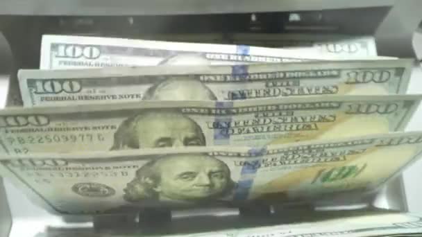 Sluiten Van Geldtelmachines Die Dollarbiljetten Tellen Bankbiljetteller Geldteller Met Dollarbiljetten — Stockvideo