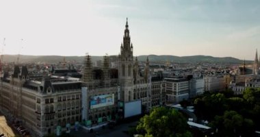 Viyana Belediye Binası. Rathusplatz 'ın havadan görünüşü. Rathauspark 'taki Rathaus' un tepesinde. Rathaus Viyana 'da, belediye binasında. İnsansız hava aracı görüntüleri. Başkent Wien 'deki Rathaus Belediye Binası. Avrupa 'da seyahat
